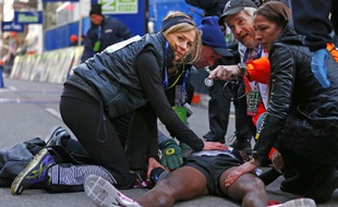 Le Britannique Mo Farah à terre, évanouit, le 16 mars 2014, à l'arrivée du semi-marathon de New York.