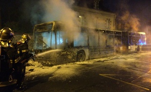 Un bus a été détruit par les flammes vendredi 6 janvier 2017 à Rennes.