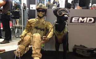Equipements pour chiens de la société EMD, exposés au salon Milipol au parc des expositions de Villepinte, le 20 novembre 2015.