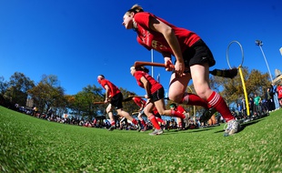 Des joueurs et joueuses de Quidditch, lors de la quatrième Coupe du monde organisée aux Etats-Unis, le 13 novembre 2010 à New York.