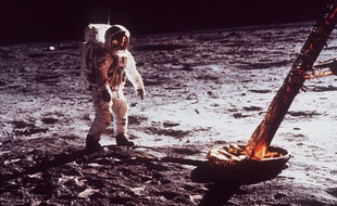 Le 20 juillet 1969, l'astronaute Buzz Aldrin marche vers le module lunaire.