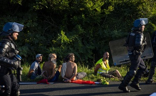 Dix-sept personnes ont été interpellées et placées en garde à vue, et quatre policiers ont été légèrement blessés vendredi soir à Urrugne (Pyrénées-Atlantiques)
