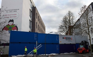 Un mur protecteur de conteneurs est érigé le 11 janvier 2019 à Dortmund (Allemagne), pour parer à la mise au jour possible de bombes.