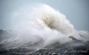 Une vague à Ploemeur, en Bretagne, dans la tempête, le 5 février 2014