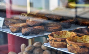 Illustration de gâteaux bretons. Le far au premier plan et le kouign amann en arrière-plan.