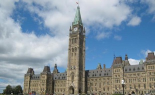 Ottawa a demandé d'invalider la loi provinciale qui accorde au Québec le droit de décider de son indépendance, a révélé samedi un magazine canadien.
