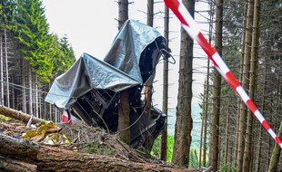 Sur les lieux de l'accident, près du Mont Mottarone, dans le nord de l'Italie.