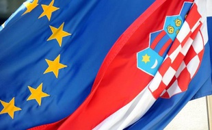 Le drapeau de l'Union européenne et celui de la Croatie flottent l'un à côté de l'autre devant le ministère des Affaires étrangères