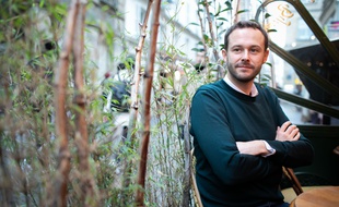 David Belliard, à la terrasse du café Le Verre Luisant, dans le 4e arrondissement