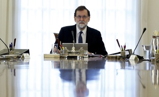 Le Premier ministre espagnol préside un cabinet de crise pour répondre à la volonté d'indépendance de la Catalogne, samedi 21 octobre.