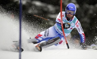 A nouveau en échec dimanche à Kitzbühel, le champion du monde de slalom, le Savoyard Jean-Baptiste Grange, va tenter de renouer avec les résultats mardi soir à Schladming (1re manche 17h45, 2nde manche 20h45), tandis qu'au sommet le duel opposant le Croate Kostelic au jeune Autrichien Hirscher se poursuit.