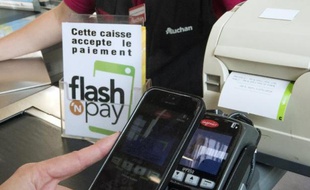 Une femme paie avec son smartphone dans un magasin Auchan de Faches-Thumesnil, dans le nord de la France, le 17 septembre 2014
