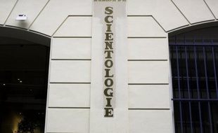 La branche parisienne de l'Eglise de Scientologie, qui aurait profité de la vulnérabilité de plusieurs anciens adeptes pour leur soutirer de fortes sommes d'argent, sera rejugée pour escroquerie en bande organisée à partir de jeudi devant la cour d'appel de Paris.