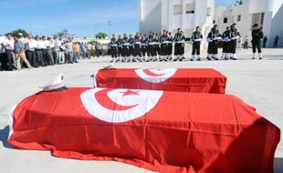 Un gendarme tunisien et entre "deux et quatre terroristes" ont été tués dans des affrontements qui ont débuté lundi après-midi à Raoued, dans la grande banlieue de Tunis, a indiqué mardi le porte-parole du ministère de l'Intérieur à l'AFP.
