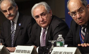 John Lipsky, Dominique Strauss-Kahn et Youssef Boutros Ghali lors de l'assemblée générale du Fonds monétaire international (FMI), le 24 avril 2010 à Washington.