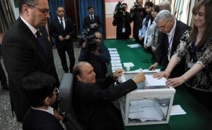 Le président Abdelaziz Bouteflika vote en fauteuil roulant le 17 avril 2014 à Alger