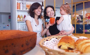 A 17 mois, Violette et sa mère passent leurs matinées au bar à poussettes.