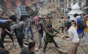 La place Durbar à Katmandou sous les décombres après un puissant séisme le 25 avril 2015