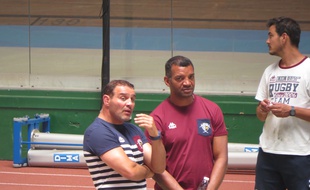 Bordeaux, le 6 juin 2015 - Raphaël Ibanez, manageur de l'UBB, en conversation avec son nouvel entraîneur des arrières, Emile Ntamack.