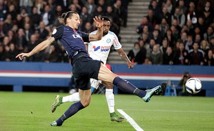 Zlatan Ibrahimovic et Nicolas Nkoulou lors du match entre le PSG et l'OM le 4 octobre 2015.