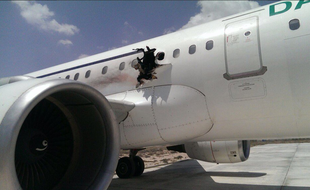 La carlingue d'un avion de la compagnie Daallo Airlines percée par une explosion, le 2 février 2016 à Mogadischio (Somalie).