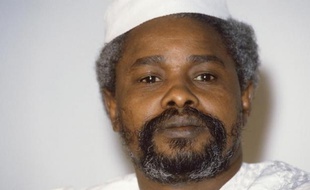 Deux jours après son arrestation, l'ancien président tchadien Hissène Habré a été inculpé mardi à Dakar de crimes de guerre, crimes contre l'humanité et tortures par des juges d'un tribunal spécial qui ont aussi ordonné sa mise en détention provisoire.
