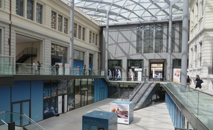 Depuis son ouverture vendredi dernier, L'Hôtel-Dieu voit déambuler à l'intérieur de ses immenses galeries des promeneurs et des touristes, curieux de redécouvrir ce lieu historique.