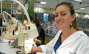 Lise a été familiarisée à la minutieuse fabrication des dessous de luxe.