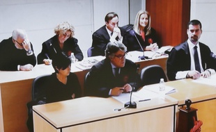 Photo de Alfonso Basterra et Rosario Porto, les parents reconnus coupables de l'assassinat de leur fille adoptive en 2013, le 30 octobre 2015 au tribunal de Saint-Jacques de Compostelle.