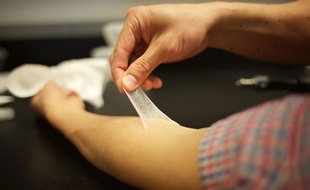 Cette deuxième peau invisible mise au point par les chercheurs du MIT pourrait apporter du confort aux personnes atteintes d'affections dermatologiques comme l'eczéma ou le psoriasis.
