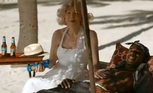 Capture d'écran d'une publicité pour la bière Bavaria mettant en scène Marilyn Monroe et Tupac