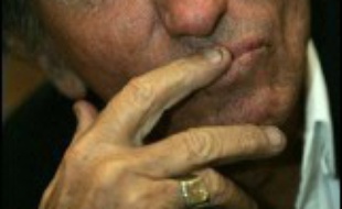 Jack Lang, candidat à l'investiture socialiste à la présidentielle, a réaffirmé avec force dimanche, devant ses partisans, qu'il poursuivrait "jusqu'au bout" sa route vers l'investiture présidentielle, quelle que soit "la météorologie politique".