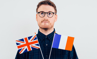 L'humoriste Paul Taylor s'amuse des spécificités culturelles des Britanniques et des Français.