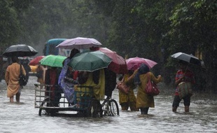 De nouvelles inondations ont tué au moins 48 personnes dans l'est de l'Inde, une région déjà touchée il y a deux semaines par le cyclone le plus violent que le pays ait connu depuis quatorze ans, a annoncé samedi l'agence de presse PTI.