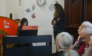 Une étudiante au piano, devant des pensionnaires d'un Ehpad de Montpellier.