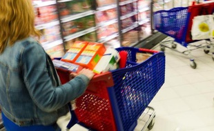 Le pouvoir d'achat des ménages, au coeur du débat politique des dernières semaines, devrait décliner de 0,1% au troisième trimestre puis de 0,2% au quatrième trimestre, en raison notamment du poids de l'impôt, a estimé l'Insee dans ses dernières projections publiées jeudi soir.
