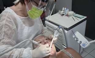 Après deux mois de fermeture lors du premier confinement, les cabinets dentaires ont organisé leur reprise avec des protocoles sanitaires stricts, pour recevoir leurs patients dans les conditions sanitaires les plus sûres.