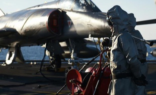 Des militaires français sur le pont du Charles de Gaulle le 22 novembre 2015