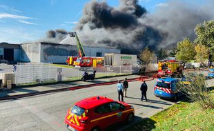 Lors de l'incendie de l'entreprise Envie 2E, maîtrisé par les sapeurs pompiers du SDIS 31.