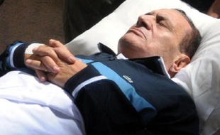 Le président égyptien déchu Hosni Moubarak est arrivé mercredi matin à bord d'une ambulance pour une nouvelle session de son procès au Caire, qui reprend après trois mois sans audiences.