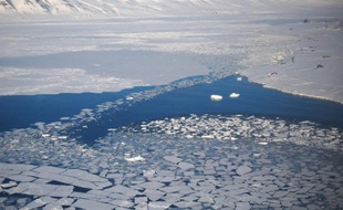 La fonte accélérée des sous-sols arctiques gelés, le "permafrost", va encore accentuer l'effet du réchauffement climatique dans des proportions d'autant plus inquiétantes qu'elles sont largement sous-estimées par les modèles climatiques actuels, avertit une étude publiée mercredi.