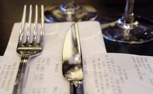 Une fourchette et un couteau sur une table de restaurant
