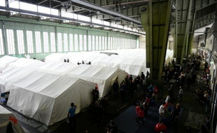 Vue générale en date du 9 décembre 2015 d'un camp de réfugiés installé dans l'ancien aéroport de Tempelhof à Berlin
