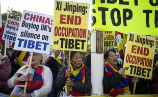 Des manifestants pro-Tibet libre protestent contre la venue du président chinois, à Parliament Square, à Londres, le 20 octobre 2015