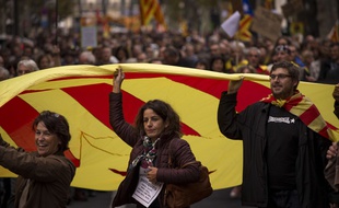 Entre mille et deux mille personnes ont manifesté dans les rues de Perpignan pour réclamer un statut spécial pour les Pyrénées-Orientales et soutenir les "prisonniers politiques" en Catalogne du sud.