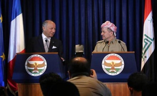 Le ministre français des Affaires étrangères Laurent Fabius (g) et le président du Kurdistan irakien Massoud Barzani lors d'une conférence de presse conjointe, le 10 août 2014 à Erbil