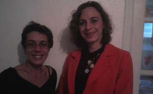 Chloé (à droite), transsexuelle, est mariée à Marie.