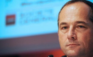 Société Générale a déposé plainte lundi pour "dénonciation calomnieuse" contre Jérôme Kerviel, en réponse à l'offensive de son ex-trader dont l'avocat a annoncé deux dépôts de plainte pour "faux et usage de faux" et "escroquerie au jugement", a annoncé jeudi le PDG de la banque.