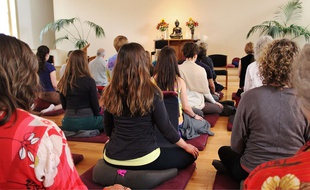 Illustration de personnes faisant de la méditation.