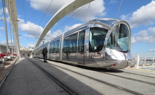 Ici le tramway T1 sur le pont Raymond Barre.